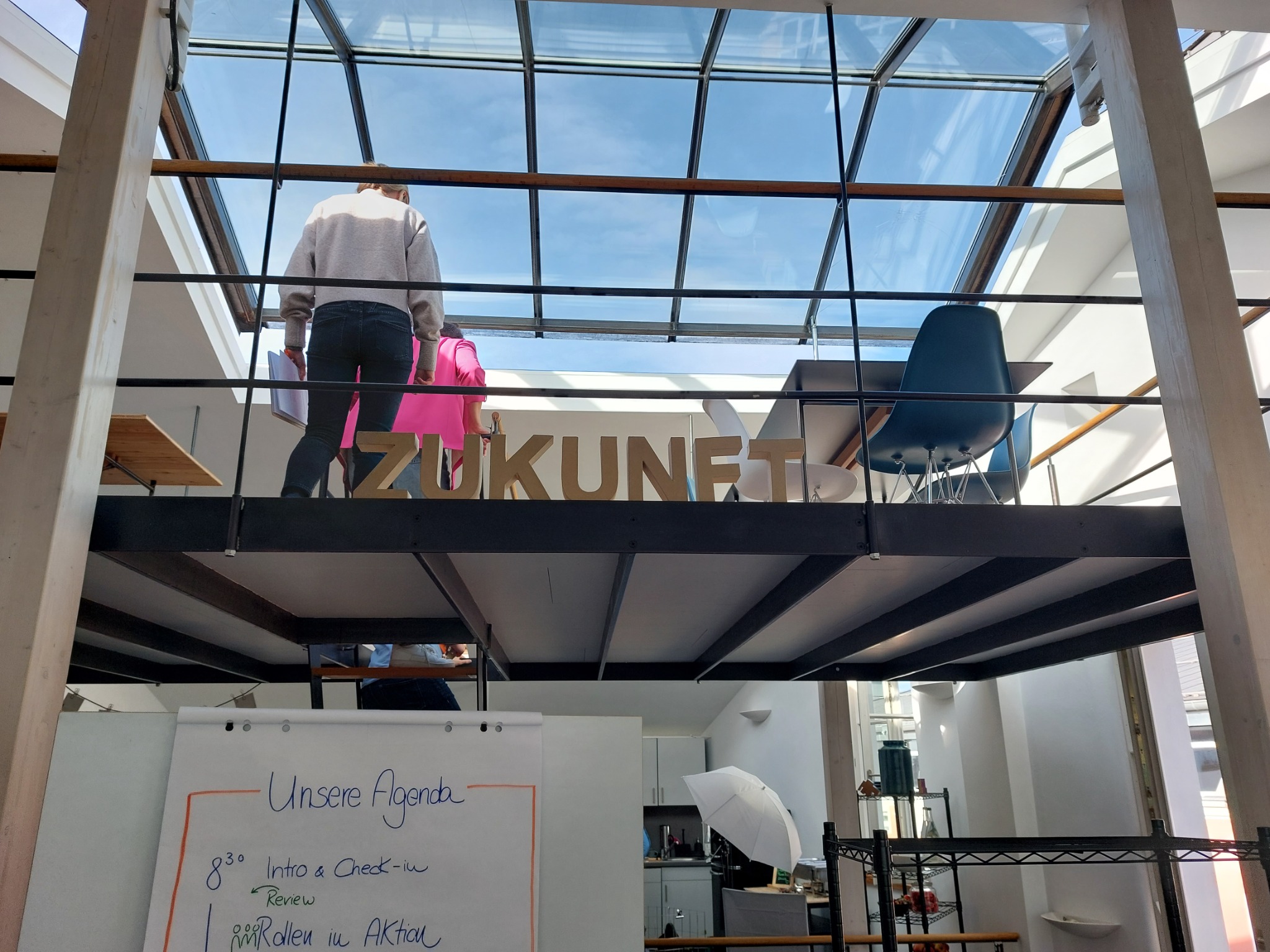 Teilnehmende arbeiten auf der Empore der Zukunftsmacherei